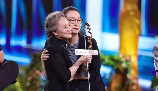 第十六届北影节圆满落幕：于和伟封帝、吴彦姝红毯踉跄成全网焦点 _ 细节速览