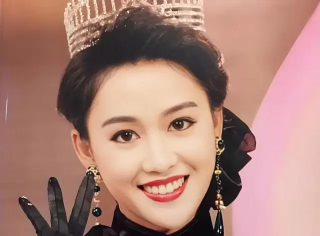 梁小冰1990年港姐决赛手托腮救场获季军 _ 情报图