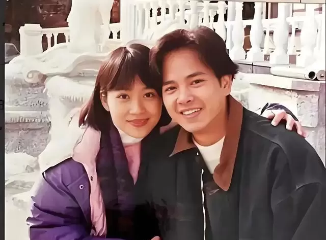 梁小冰1990年港姐决赛手托腮救场获季军 _ 资讯配图