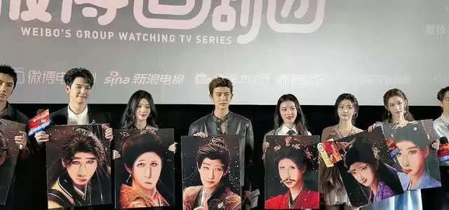 任嘉伦《佳偶天成》线下剧宣亮相 大背头配皮衣造型引发全网热议 _ 资讯配图