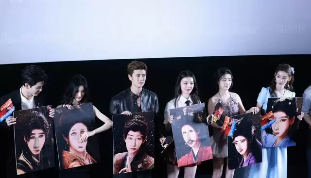 任嘉伦《佳偶天成》线下剧宣亮相 大背头配皮衣造型引发全网热议 _ 情报图