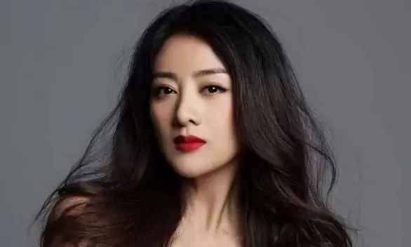小李琳47岁复出主演《衡门有狐》，于正制片横店热拍 _ 资讯配图