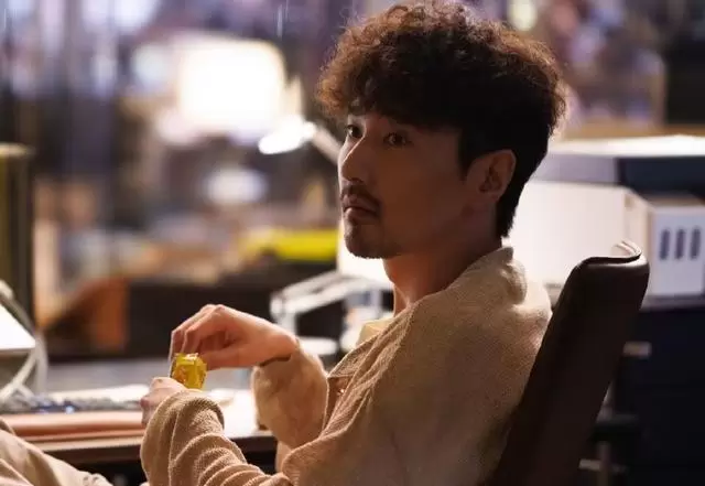 《爱情没有神话》周媚跳楼成剧情转折点，何韩隐瞒诀别电话引爆林展翘信任危机 _ 资讯配图